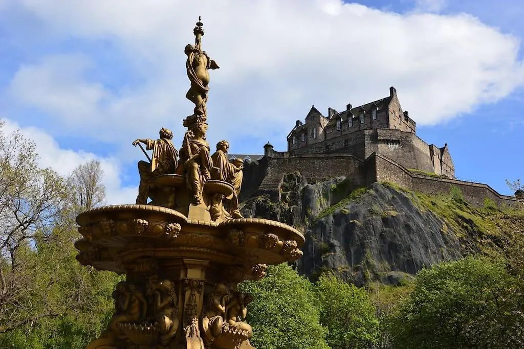 Cosy & Bright Semi-Detached House Apartment Edinburgh 0*,  United Kingdom