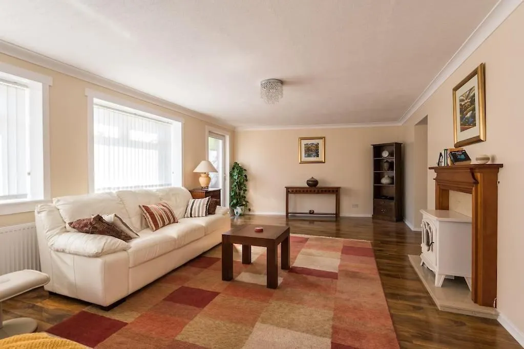 Cosy & Bright Semi-Detached House Apartment Edinburgh