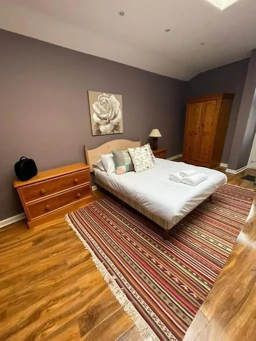 Cosy & Bright Semi-Detached House Apartment Edinburgh