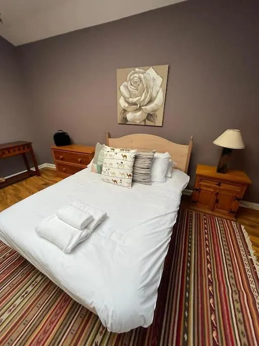 Cosy & Bright Semi-Detached House Apartment Edinburgh 0*,