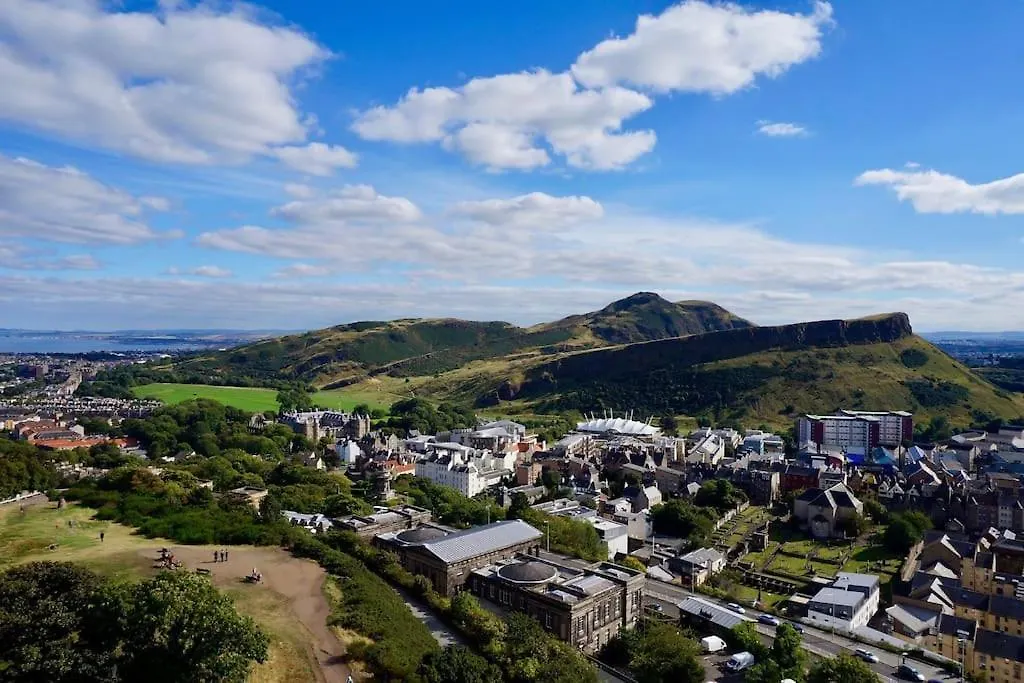 Cosy & Bright Semi-Detached House Apartment Edinburgh